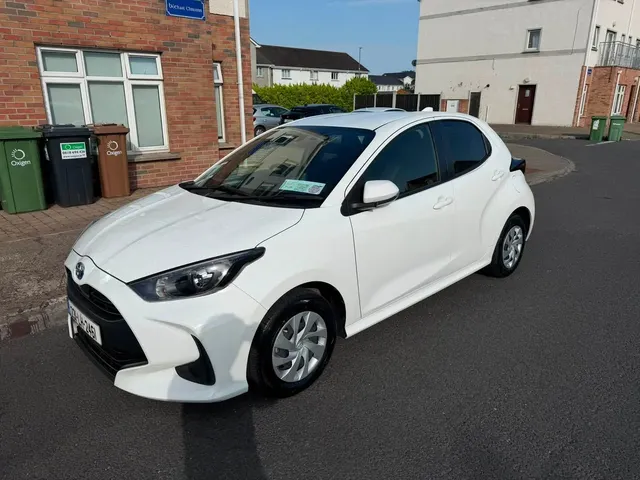 2023 Toyota Yaris 1.5 Hybrid Automatic, photo 1