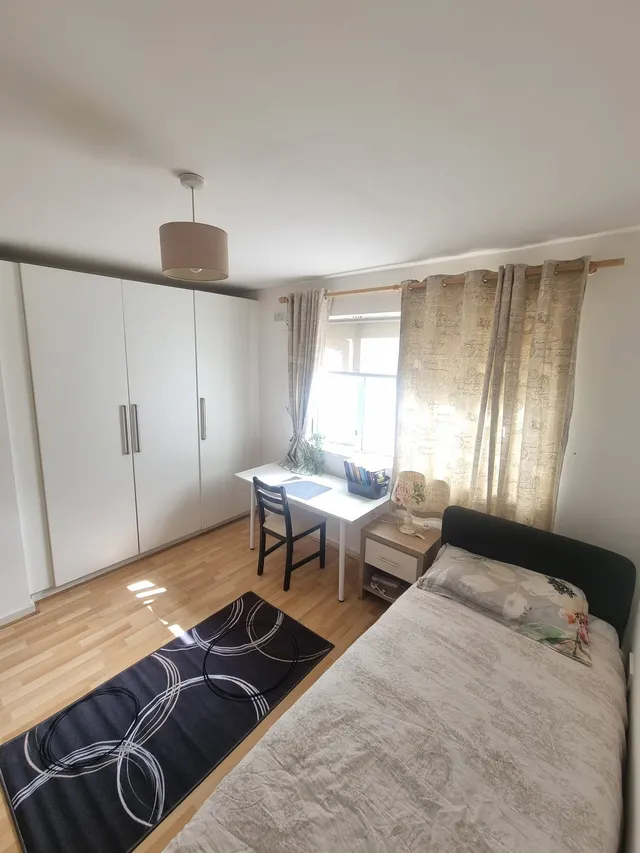 Ensuite room for one person in Santry Cross, Dublin 9